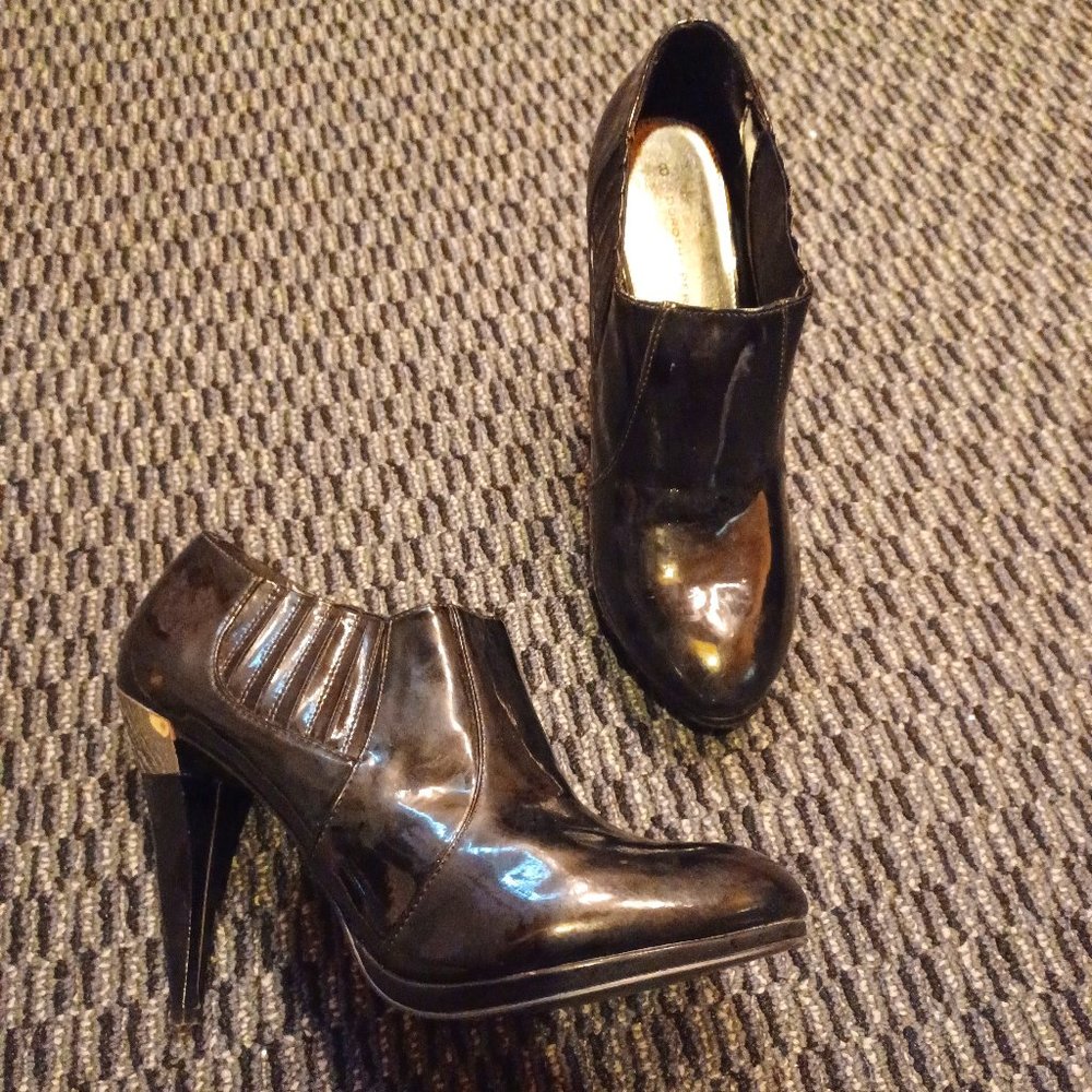 Heeled short ankle booties